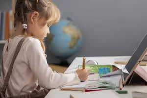 Criança com autismo a aprender em casa com personalização extrema no homeschooling