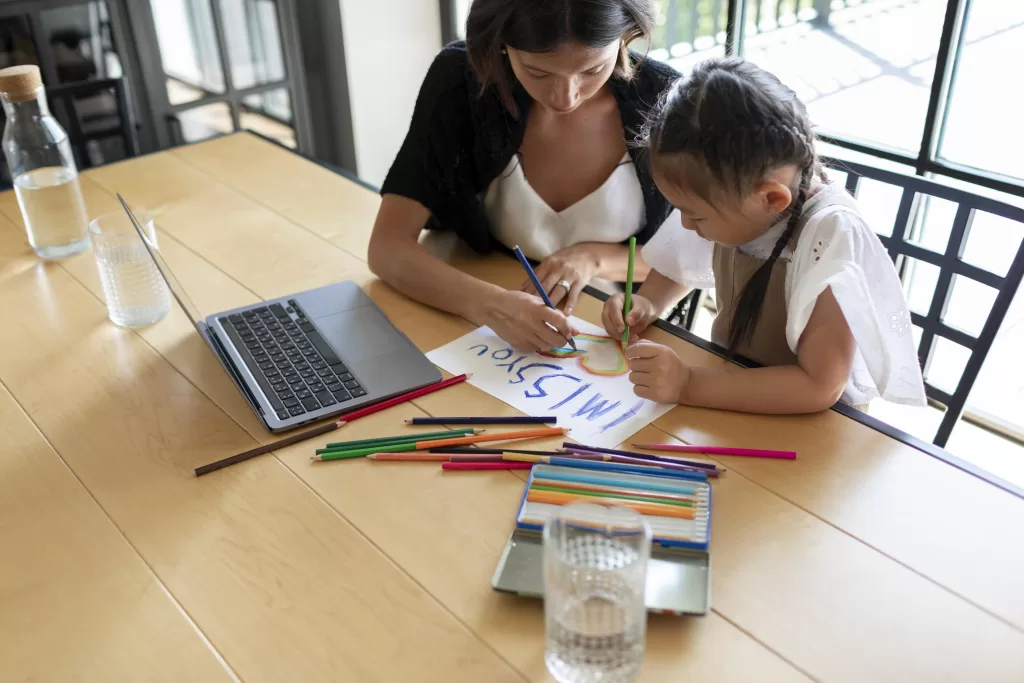 Criança com autismo a aprender em casa com personalização extrema no homeschooling