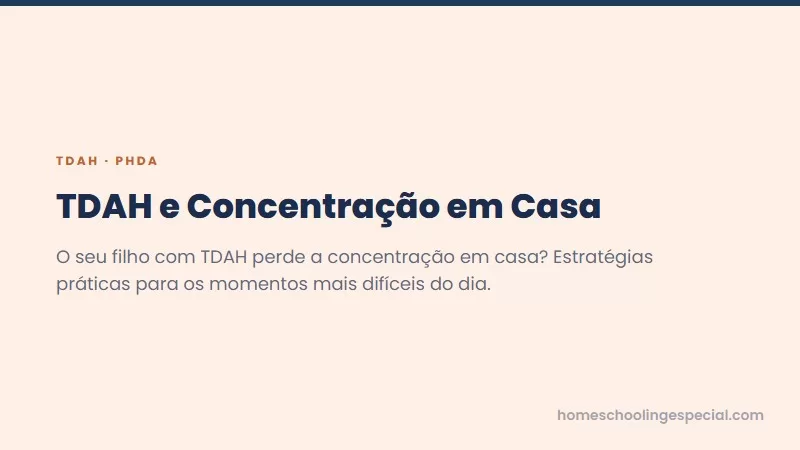 Mãe a ajudar o filho com TDAH a fazer os trabalhos de casa numa mesa organizada em casa