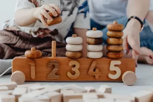 Mãe e filho a aprender juntos em casa usando técnicas ABA com brinquedos educativos