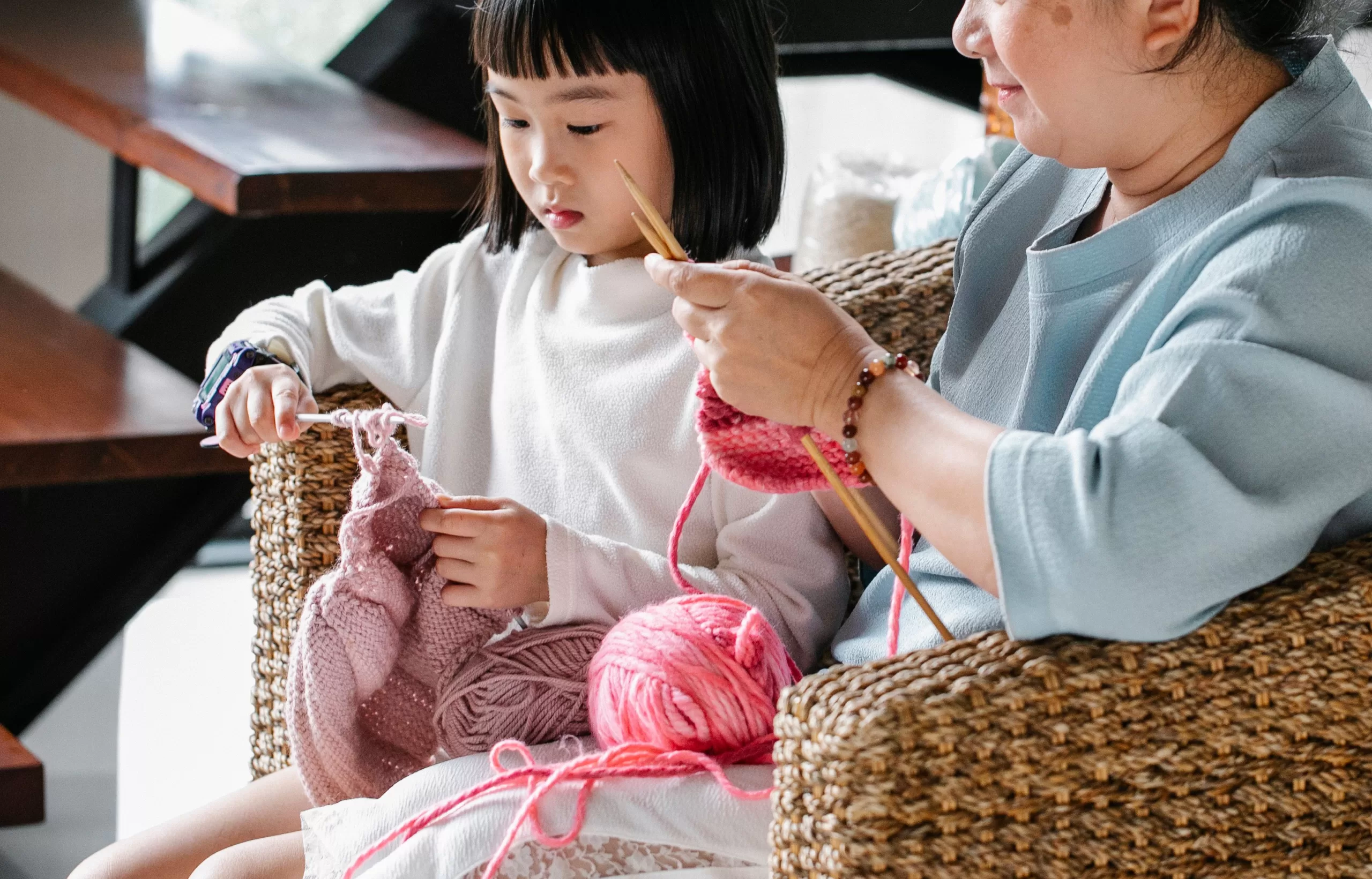 Mãe e filha a fazer actividades em casa — ensino naturalista ABA na prática