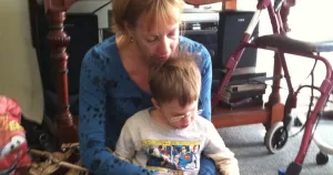 Mae ajudando filho com deficiencia fisica a aprender em casa - homeschooling PCD