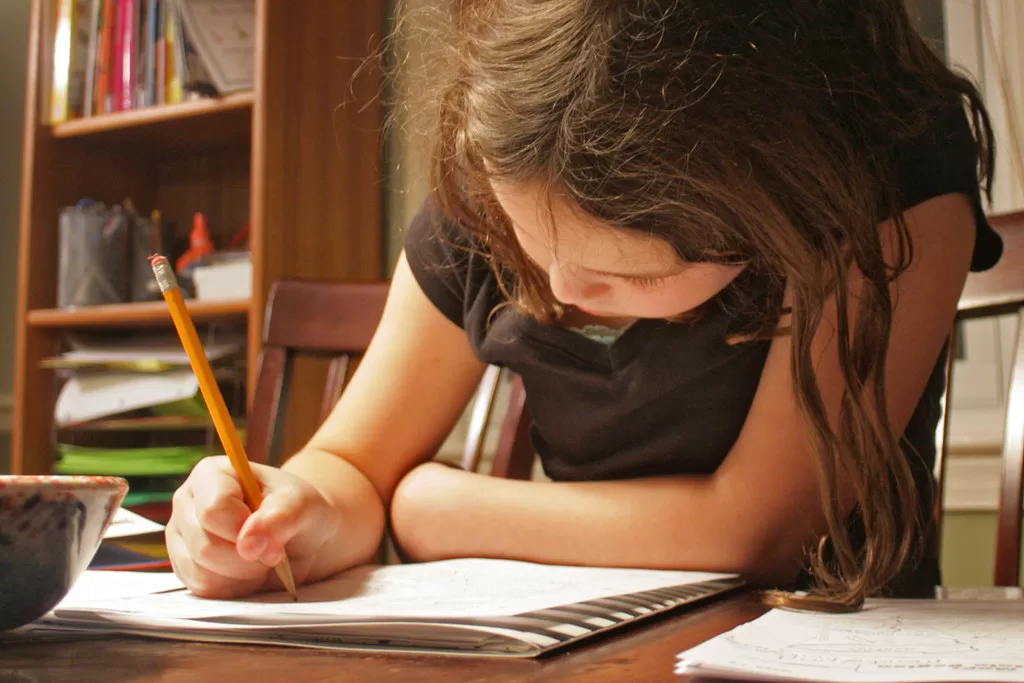 Pai e filho com PCD estudando juntos em casa — apoio parental especializado homeschooling PCD