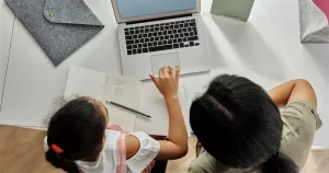 Mãe a ajudar o filho com necessidades educativas especiais no complemento educacional em casa