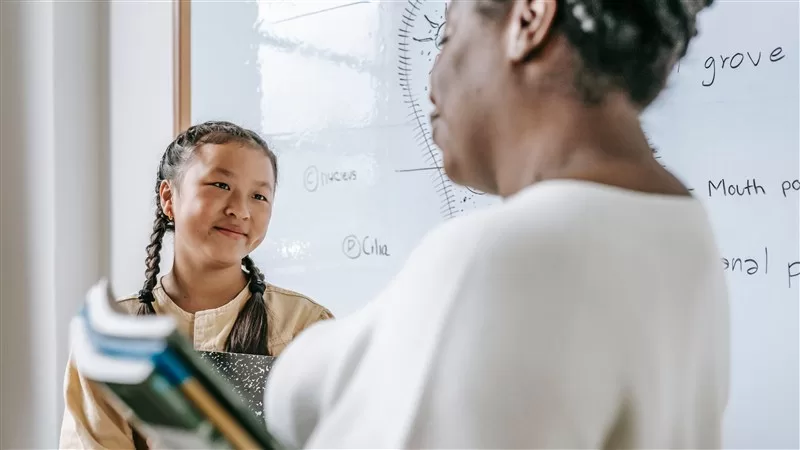 Aluna e professora numa sala de aula, a escola no centro do homeschooling NEE Portugal