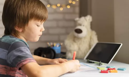 Criança com Síndrome de Down aprendendo em casa através do homeschooling para síndrome de down