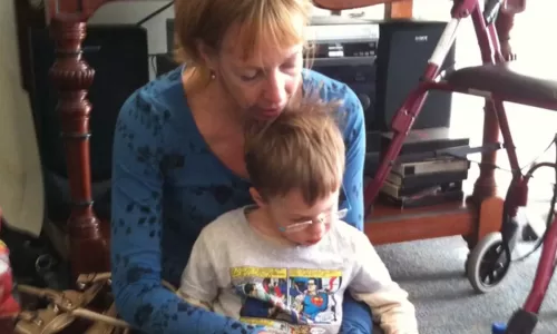 Mae ajudando filho com deficiencia fisica a aprender em casa - homeschooling PCD