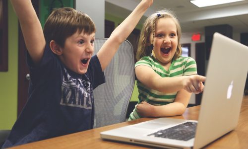 Homeschooling para Autismo: Como Transformar o Aprendizado em Casa em uma Jornada de Sucesso (Guia Passo a Passo)