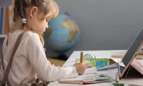 Criança com autismo a aprender em casa com personalização extrema no homeschooling