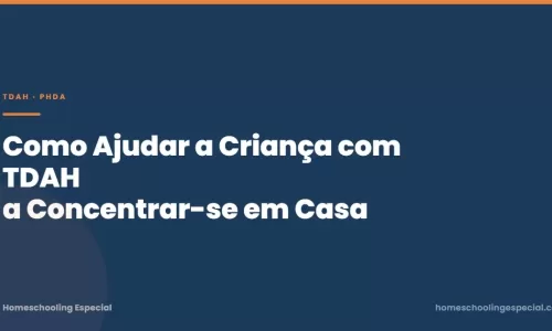 Mãe a ajudar o filho com TDAH a fazer os trabalhos de casa numa mesa organizada em casa